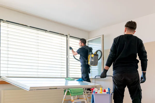 Ein Professionelles Reinigungsteam Einer Wohnung Reinigt Fenster Und Jalousien Mit — Stockfoto