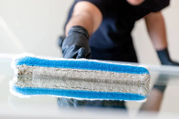 Professional Window Cleaner Using Window Cleaning Washer Sleeve Cleanse Large — Stock Photo, Image