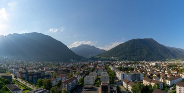 Chur, GR / İsviçre - 18 Mayıs 2020: güzel bir bahar gününde İsviçre Alplerindeki Chur şehrinin hava manzarası