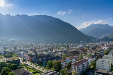 Chur, GR / İsviçre - 18 Mayıs 2020: güzel bir bahar gününde İsviçre Alplerindeki Chur şehrinin hava manzarası