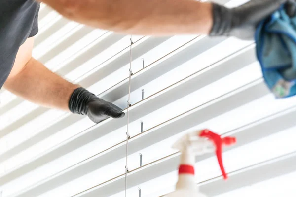 Caucasian Man Cleaning Professionally Cleaning Window Blinds Micro Fiber Cloth — Stock Photo, Image