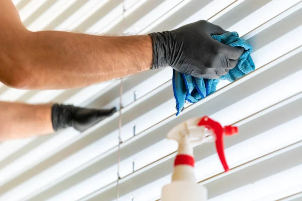 Caucasian Man Cleaning Professionally Cleaning Window Blinds Micro Fiber Cloth — Stock Photo, Image