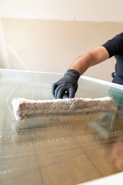 Ein Professioneller Fensterputzer Mit Einer Scheibenreiniger Hülse Ein Großes Umklappbares — Stockfoto