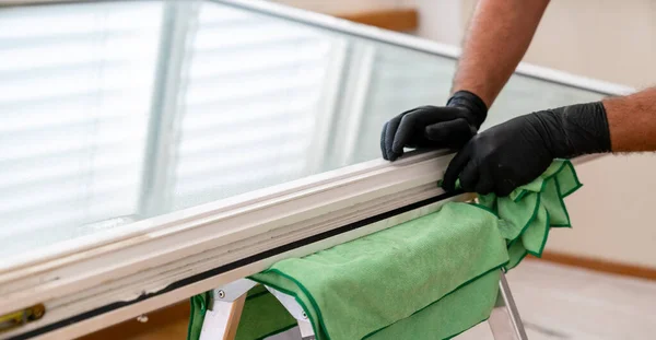 Yeşil Mikro Fiber Kumaşlarla Pencere Pencere Çerçevelerini Temizleyen Bir Tesis — Stok fotoğraf