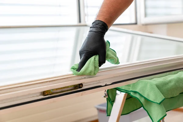 Facility Management Cleaner Cleaning Window Window Frame Green Micro Fiber — Stock Photo, Image