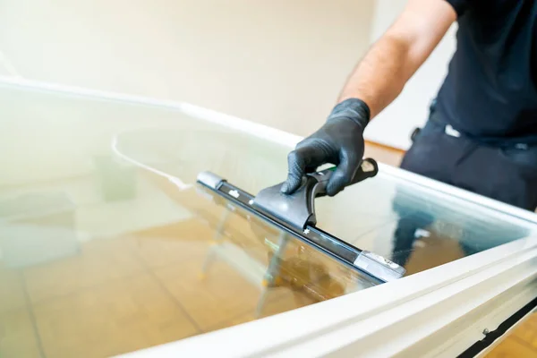 Professional Cleaner Using Squeegee Scraper Clean Large Apartment Window — Stock Photo, Image