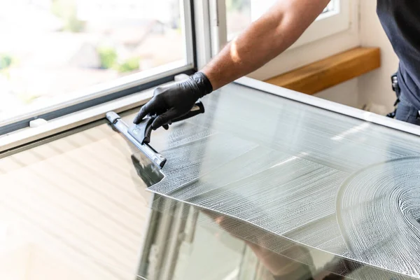 Professional Cleaner Using Squeegee Scraper Clean Large Apartment Window — Stock Photo, Image