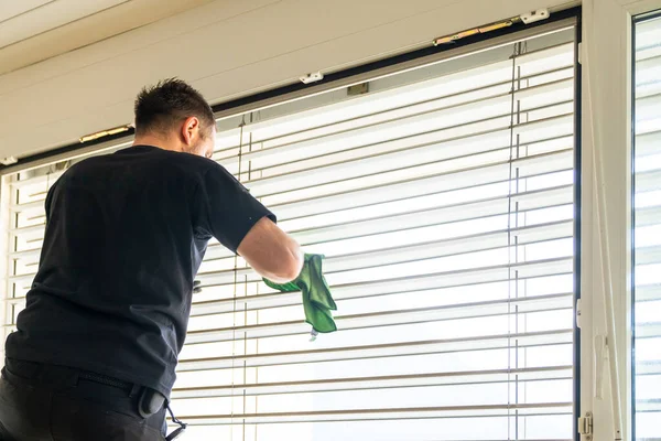 Profesyonel Bir Temizlikçinin Yakın Çekimi Derin Bir Temizlik Penceresi Yeşil — Stok fotoğraf