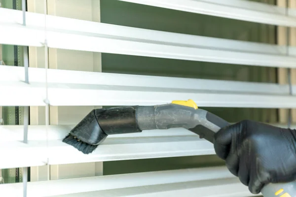 Professional Cleaner Vacuum Cleaning Window Blinds Apartment Balcony High Rise — Stock Photo, Image