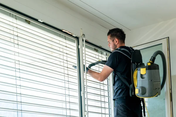 Profesyonel Bir Elektrik Süpürgesi Yüksek Binadaki Bir Apartmanın Penceresini Kör — Stok fotoğraf