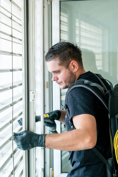 Professional Cleaner Vacuum Cleaning Window Blinds Apartment High Rise Building — Stock Photo, Image