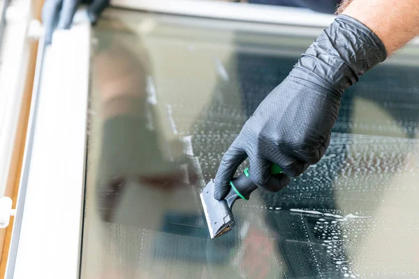 Close Professional Cleaneer Using Diamond Blade Scraper Clean Window — Stock Photo, Image