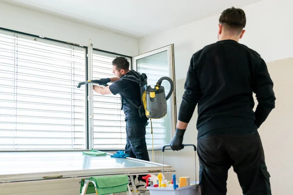 Bir Apartmanın Camlarını Temizleyen Elektrikli Süpürge Diğer Temizlik Malzemeleriyle Panjur — Stok fotoğraf