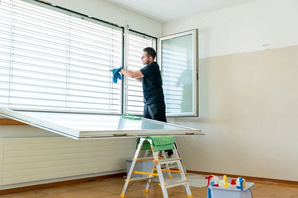 Professional Cleaner Cleaning Window Blinds Apartment Blue Micro Fiber Cloth — Stock Photo, Image