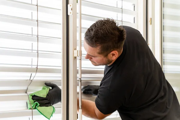 Close Professional Cleaner Cleaning Window Blinds Apartment Green Micro Fiber — Stock Photo, Image