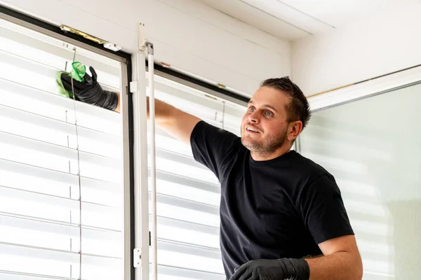 Close Professional Cleaner Cleaning Window Blinds Apartment Green Micro Fiber — Stock Photo, Image