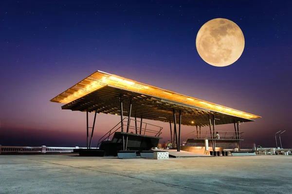 Gece gökyüzü arka plan ile Kamu park; Halka açık parkta gökyüzü manzarası