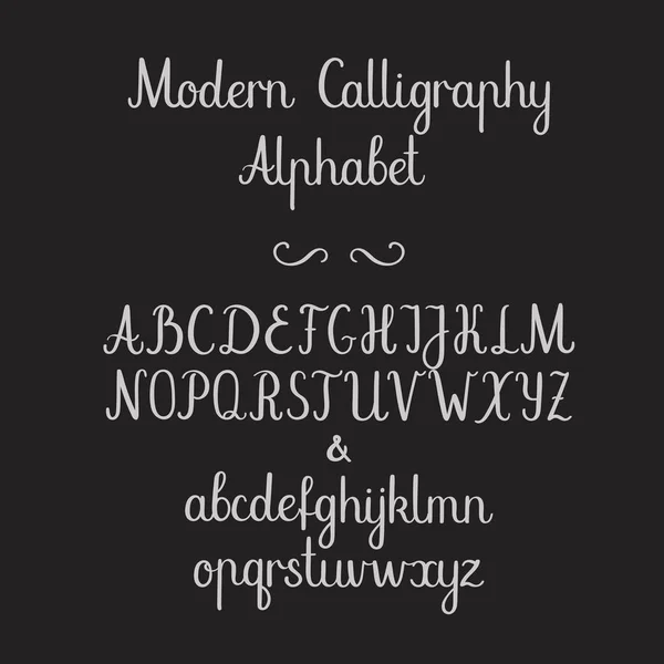 Alphabet calligraphique. Fonte brosse manuscrite. En majuscules, en minuscules, en amphibiens. Calligraphie de mariage — Image vectorielle