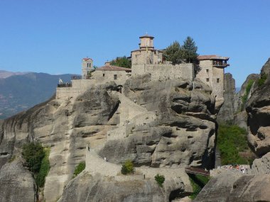 Manastır üzerinde kumtaşı kayalıklarla Meteora, Yunanistan