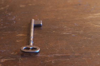 Eski anahtar bir rustik ahşap tablo