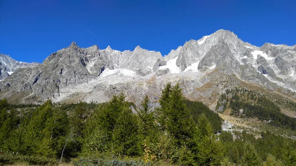 Gra サミット Mt.Blanc 山地のヴァル ・ フェレットから風景します。 — ストック写真