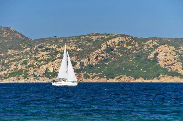 Barca a vela bianca lungo la costa granitica della Sardegna — Foto Stock