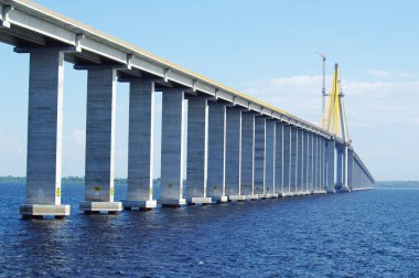 Rio Negro köprü yapım aşamasında, yaklaşık Ağustos 2011