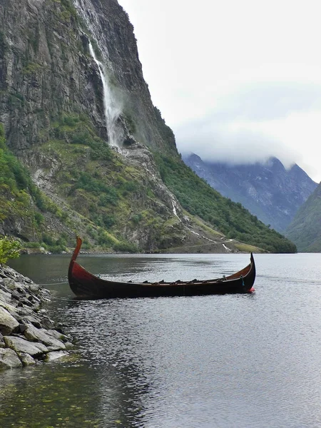 Wikingerschiff in der Nähe von Gudvangen, Norwegen — Stockfoto