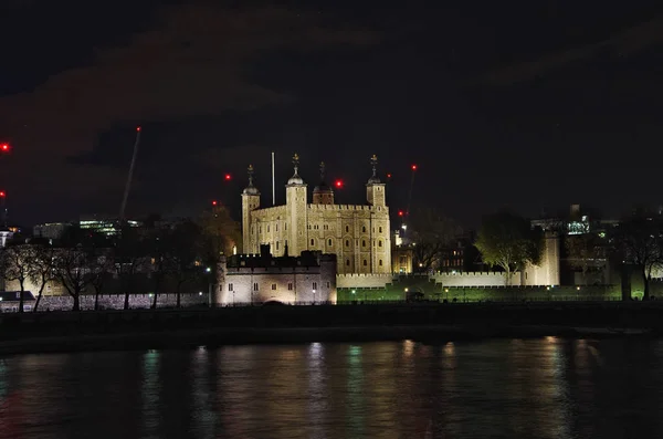 Blick auf den Tower von London bei Nacht. — Stockfoto