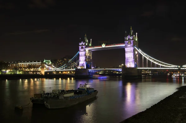 Uitzicht op de Tower Bridge bij nacht: Londen. — Stockfoto