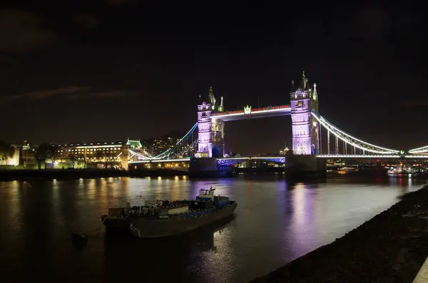 Vista del Tower Bridge por la noche: Londres . — Foto de Stock