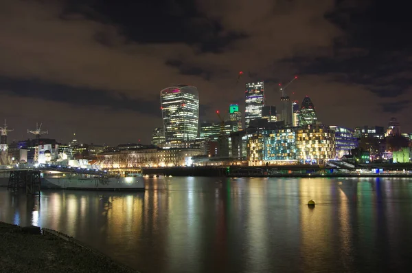 Londons Skyline bei Nacht vom Flussufer — Stockfoto