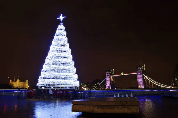 Árbol de Navidad y el Puente de la Torre — Foto de Stock