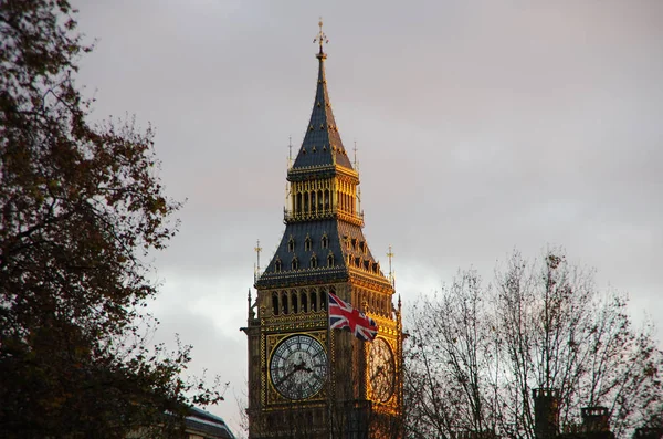 Big Ben en de Britse vlag — Stockfoto