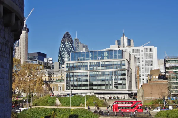 London city skyline sett från Tower of London. — Stockfoto