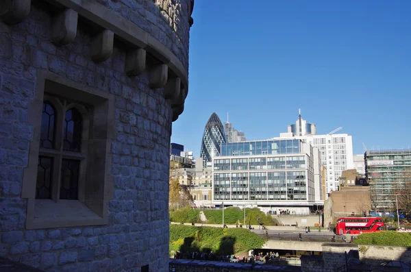 De skyline van de stad Londen gezien vanaf de Tower of London. — Stockfoto