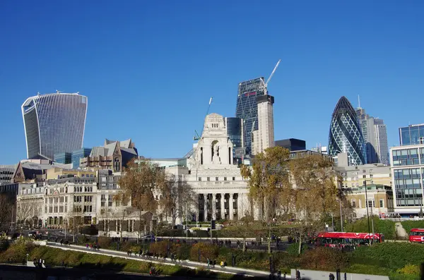 De skyline van de stad Londen gezien vanaf de Tower of London. — Stockfoto