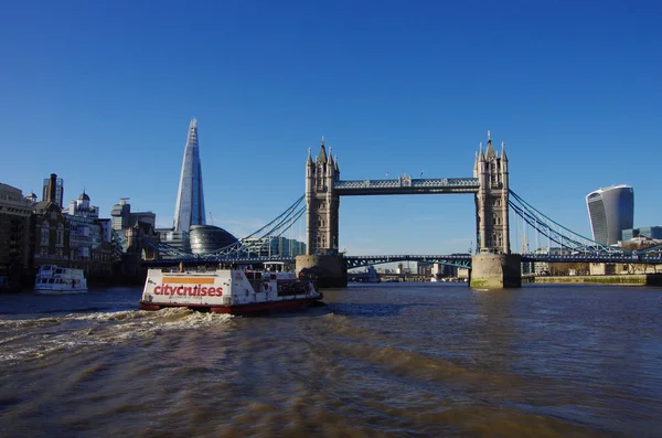 Tower Bridge sett från en båt på Themsen — Stockfoto
