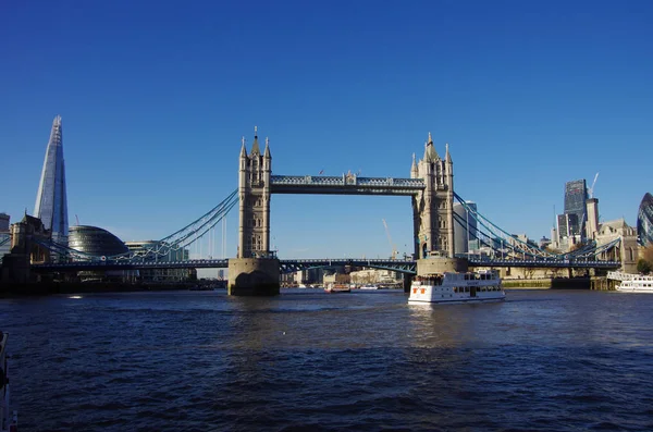 Tower Bridge gezien vanaf een boot op de Theems — Stockfoto