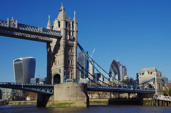 Tower Bridge gezien vanaf een boot op de Theems — Stockfoto