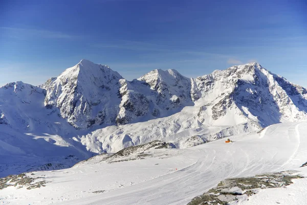 Zasněžené vrcholy v evropských Alpách — Stock fotografie
