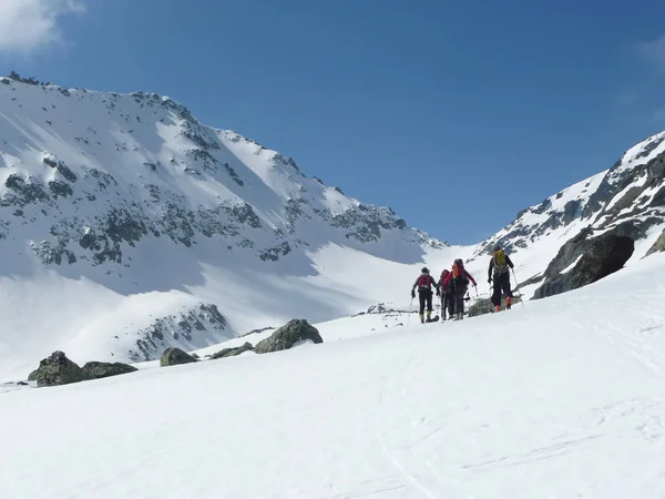 Skitourers hacia Mont Colmet — Foto de Stock
