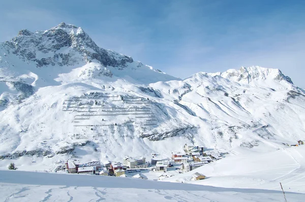 Schneebedeckte Gipfel in den europäischen Alpen — Stockfoto