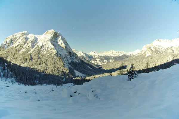 Picos nevados en los Alpes Europeos — Foto de Stock