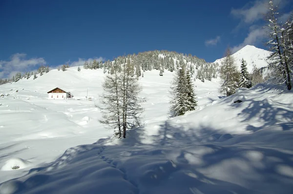 Schneebedeckte Gipfel in den europäischen Alpen — Stockfoto