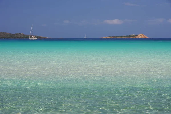 Água azul-turquesa do mar da Sardenha — Fotografia de Stock