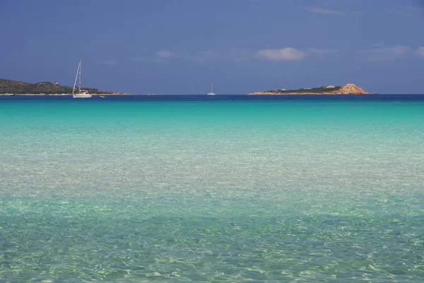 Τυρκουάζ νερά της θάλασσας της Σαρδηνίας — Φωτογραφία Αρχείου