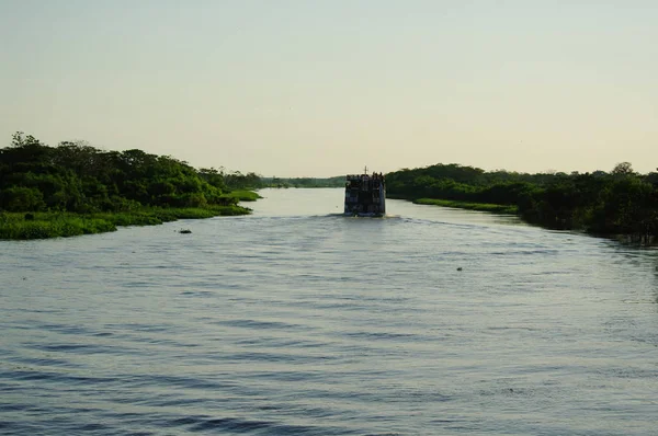 Bateau de croisière sur l'Amazone . — Photo