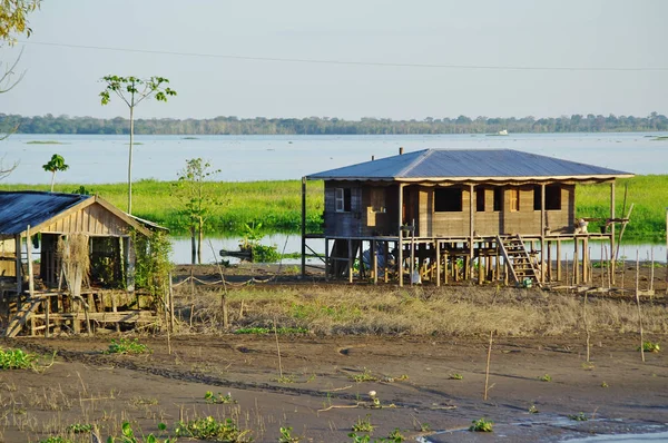 Casa de zancos Amazon — Foto de Stock