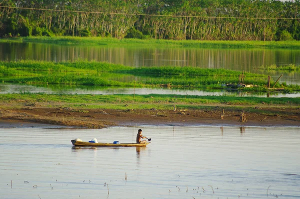 Pescador en una canoa — Foto de Stock